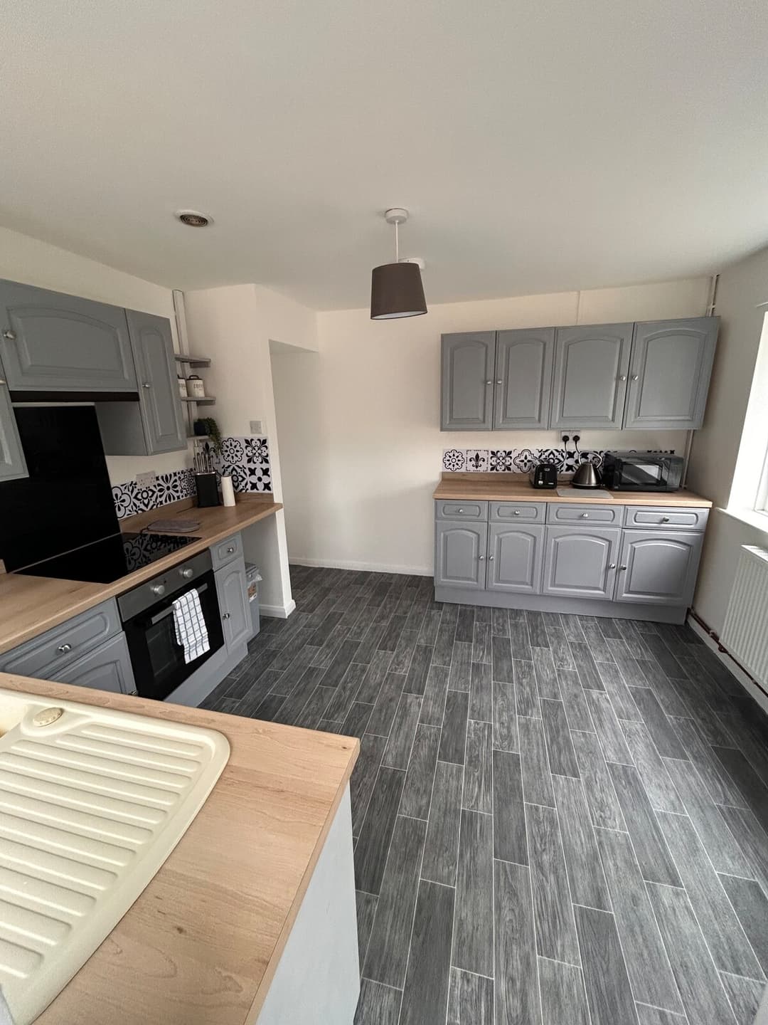 Hampton Spacious 4 Bed Contractor Haven 4 Double Beds - View 2