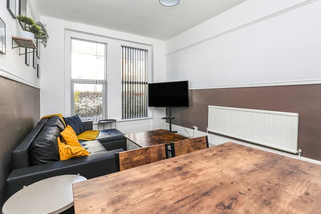 Spacious and Comfy 4 Bedroom House, Parking, Wifi - View 4