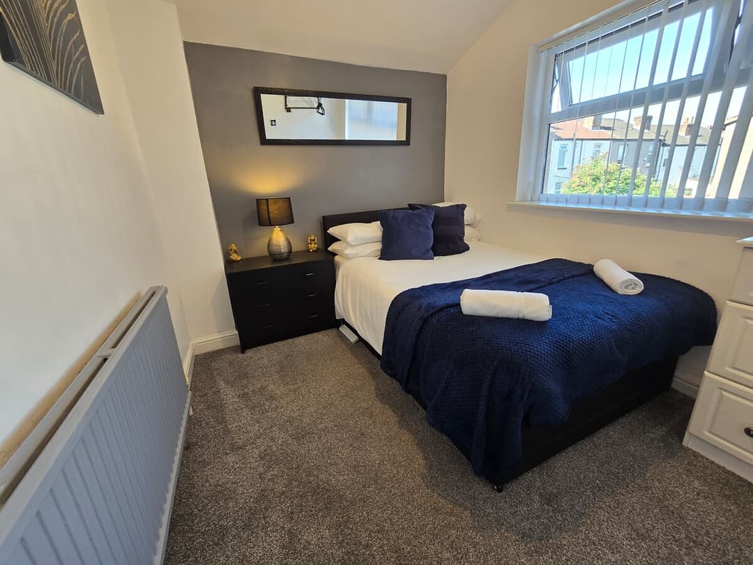 Stylish 4 Bedroom House - Free Parking + Wifi - View 4