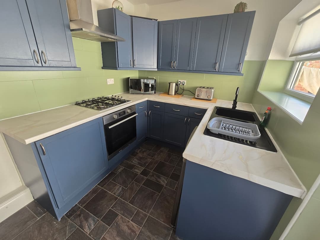 Stylish 4 Bedroom House - Free Parking + Wifi - View 5