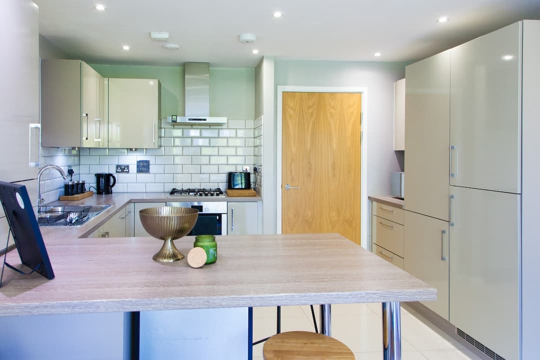 Large Balcony, 2 Bedroom, 2 Bathroom Apartment | Wycombe - View 4