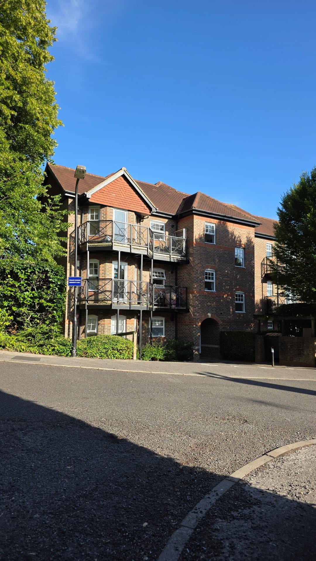  2 Bed, 2 Bathroom Apartment With Free Parking, Close To Train Station (25 Mins To London) - View 5