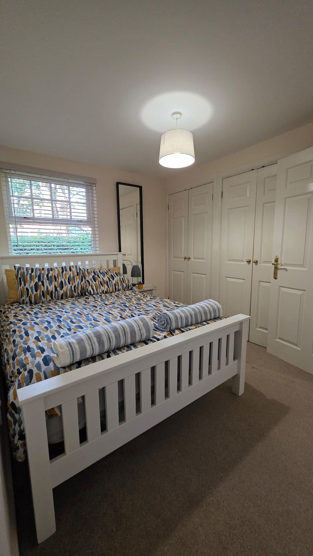  2 Bed, 2 Bathroom Apartment With Free Parking, Close To Train Station (25 Mins To London) - View 2