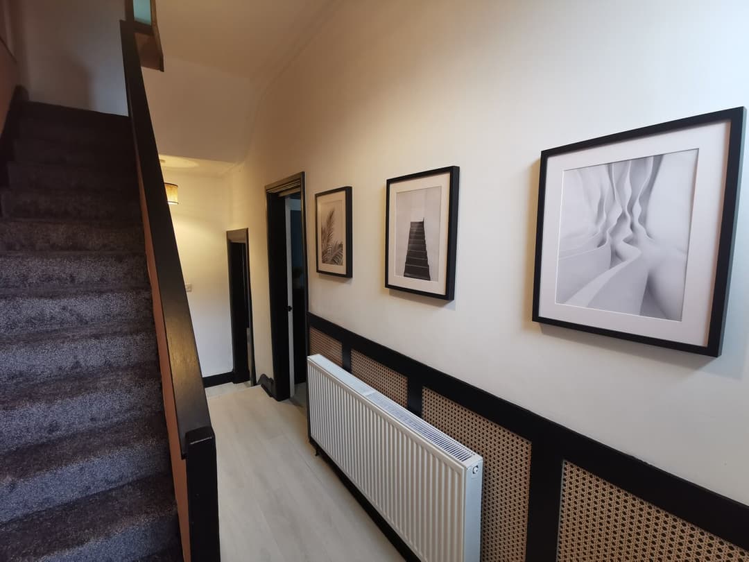 Large 5 Bedroom Contractor House - 9 Beds + Free Parking + Wifi - View 3