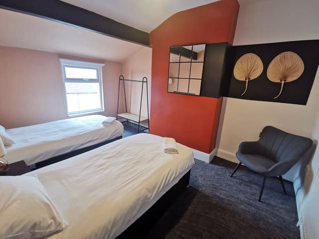Large 5 Bedroom Contractor House - 9 Beds + Free Parking + Wifi - View 4