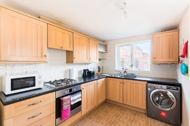 6 bed house with free secure parking & 3 bathrooms - View 1