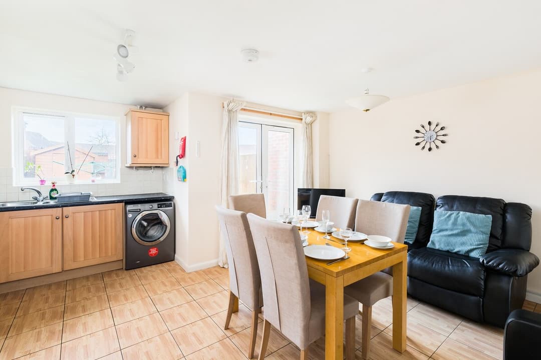 6 bed house with free secure parking & 3 bathrooms - View 3