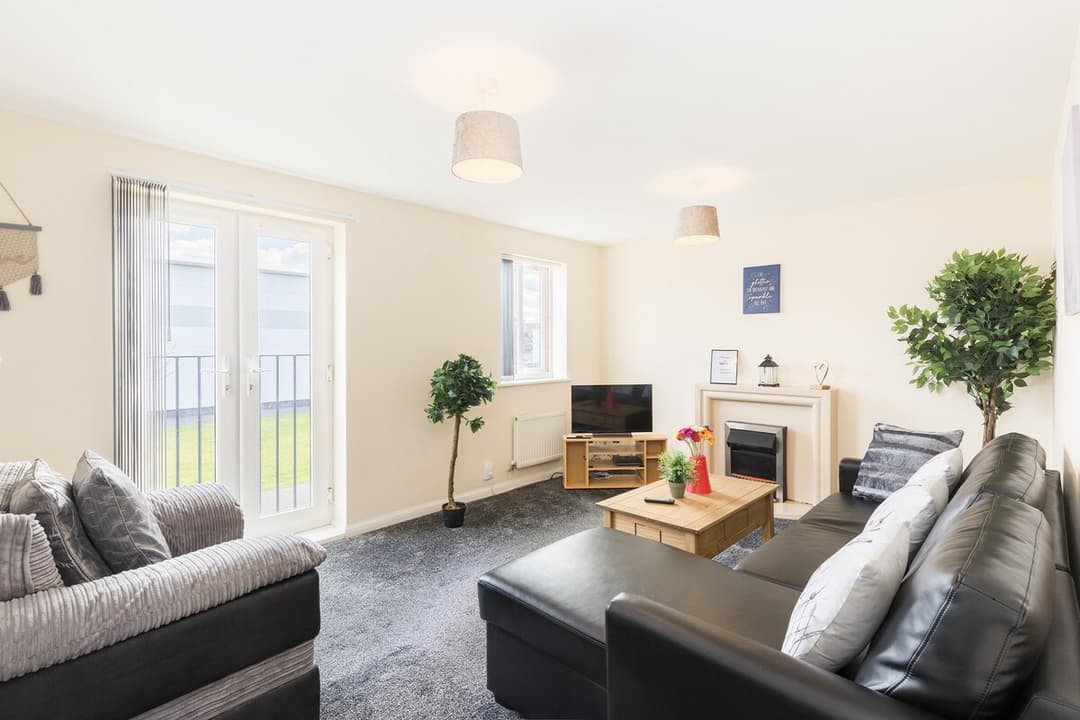 5 bed house with free parking in quiet location - View 1