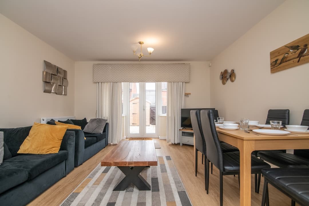 Lovely refurbed 4 bed house in Black Country - View 1