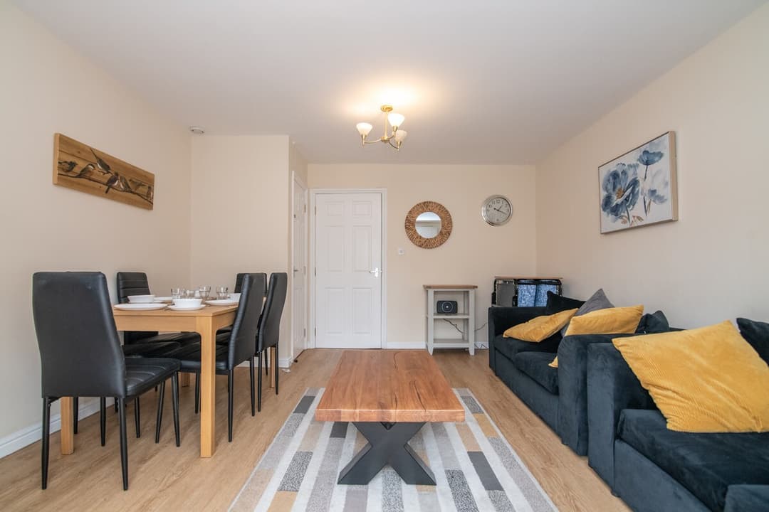 Lovely refurbed 4 bed house in Black Country - View 2
