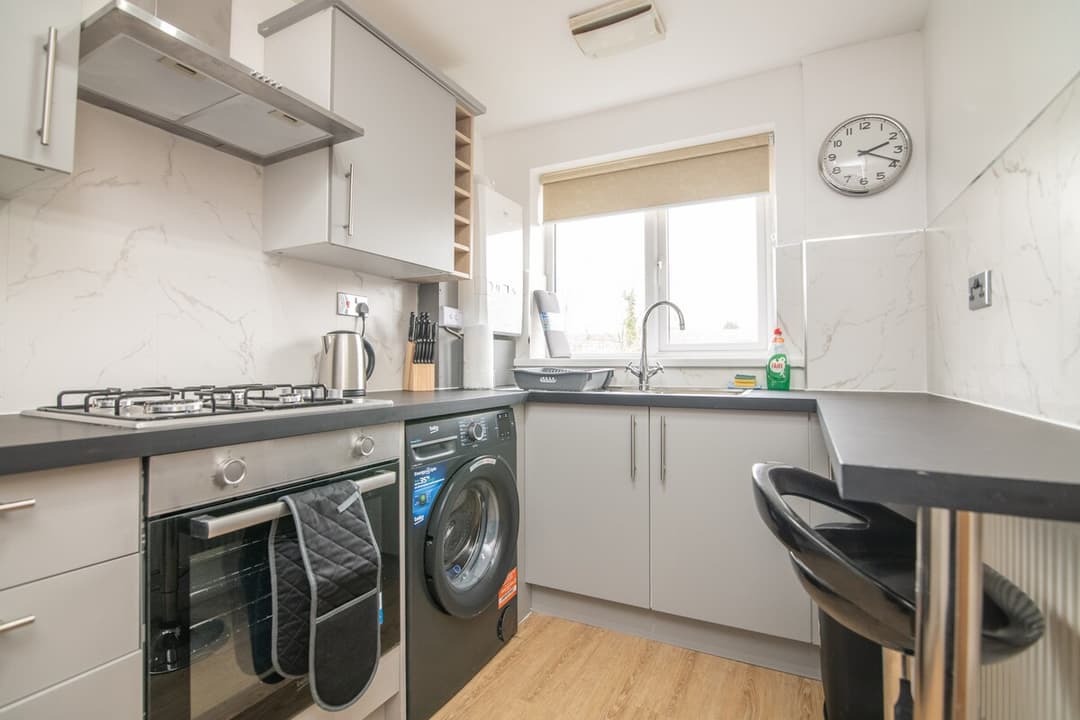 Luxury Apt with 2 bathrooms n Free Parking - View 2
