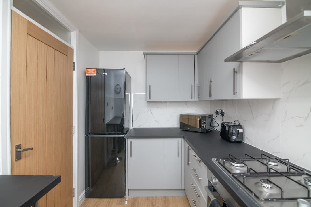 Luxury Apt with 2 bathrooms n Free Parking - View 3