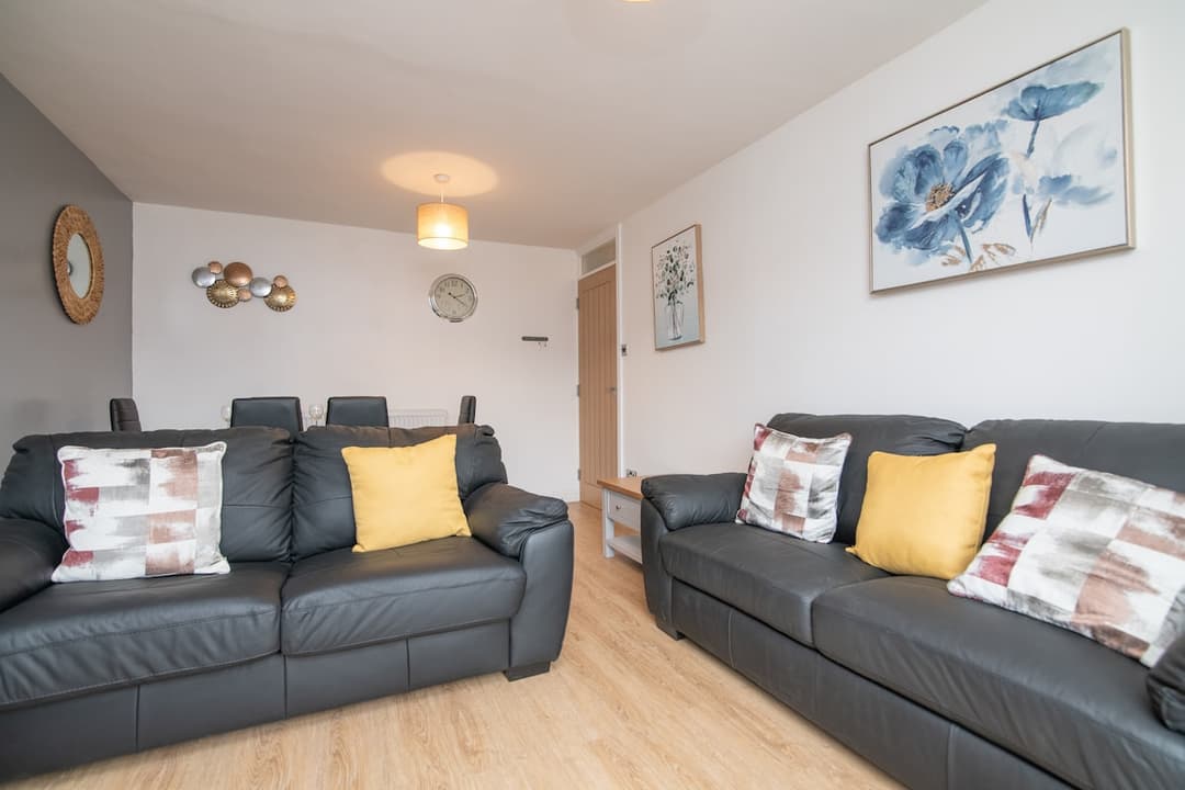 Luxury Apt with 2 bathrooms n Free Parking - View 4