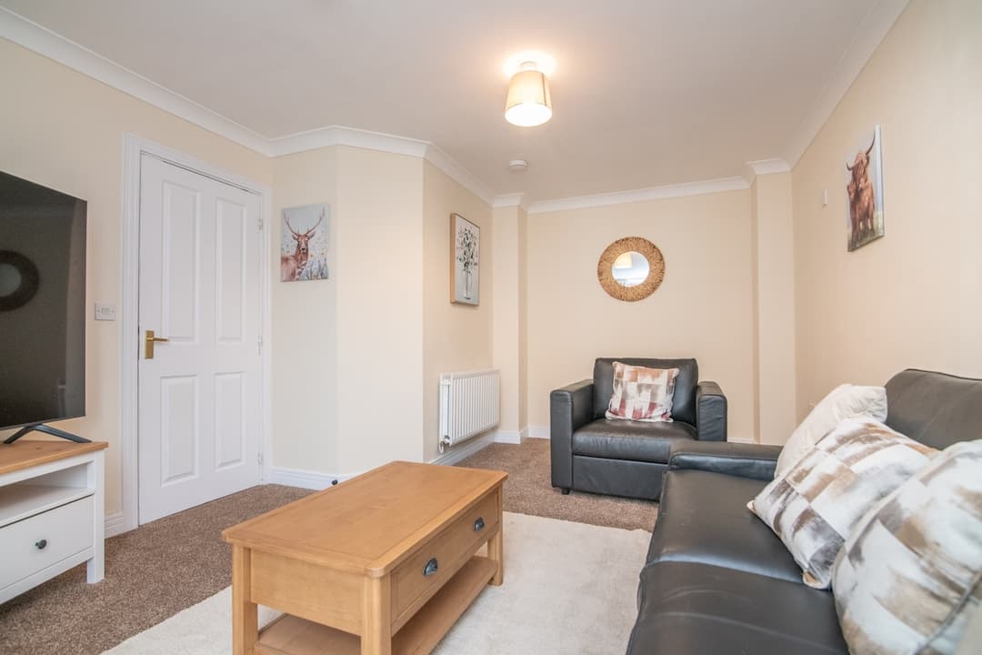 Newly refurbed 5 bed house with Free Parking - View 2
