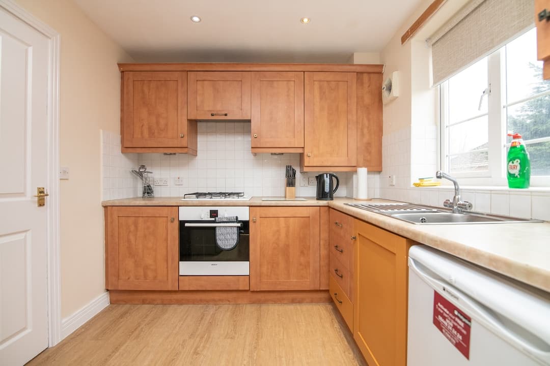 Newly refurbed 5 bed house with Free Parking - View 3