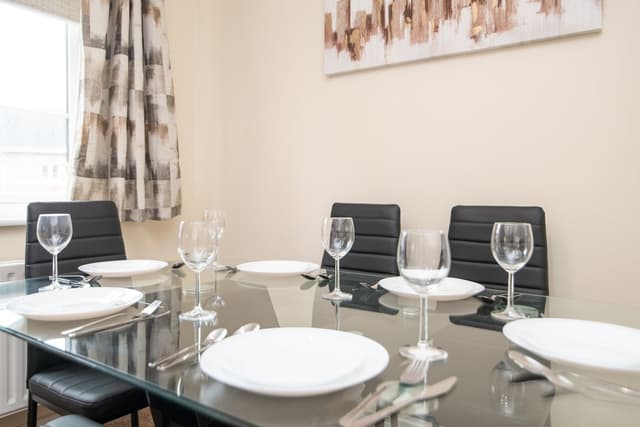 Newly refurbed 5 bed house with Free Parking - View 3