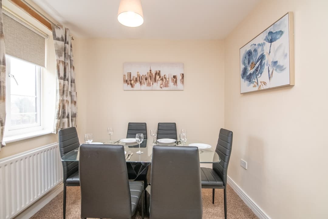 Newly refurbed 5 bed house with Free Parking - View 5