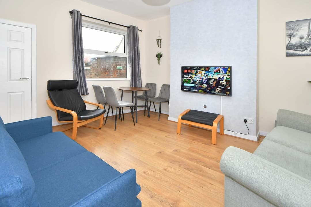 3 Bedroom Spacious House In Crewe, Perfect For Contractors - View 2