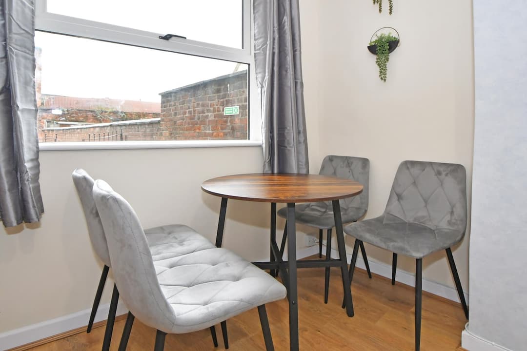 3 Bedroom Spacious House In Crewe, Perfect For Contractors - View 4