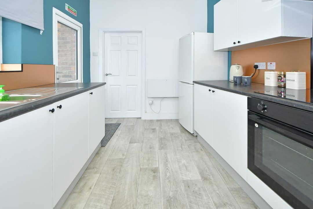 3 Bedroom Spacious House In Crewe, Perfect For Contractors - View 5
