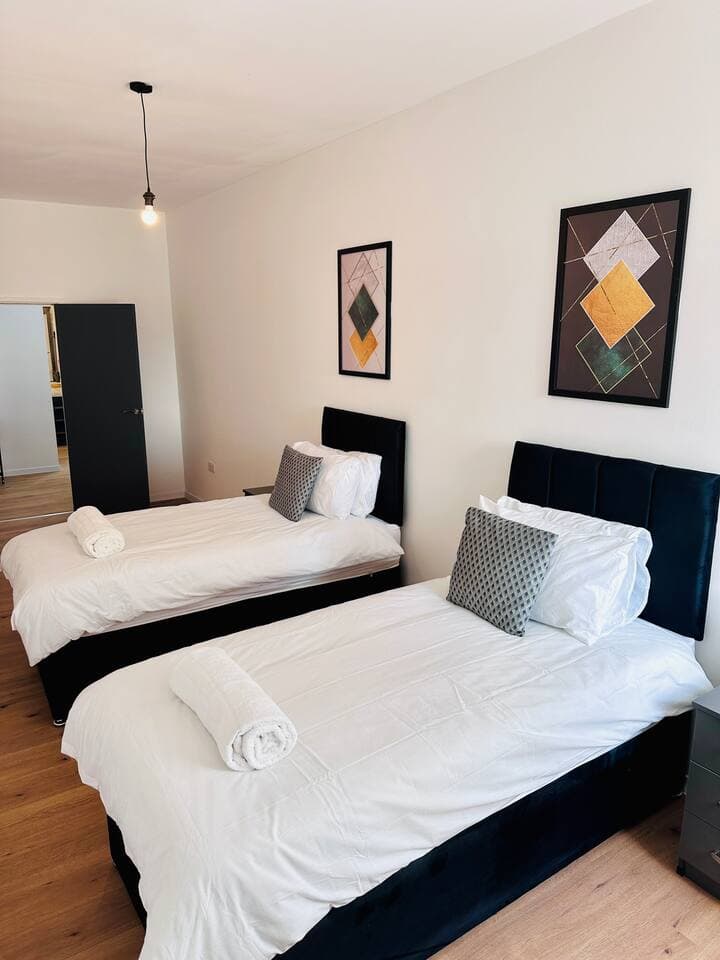 2 Bedroom Apartment + Outdoor Dining + Free Parking + Central - View 3
