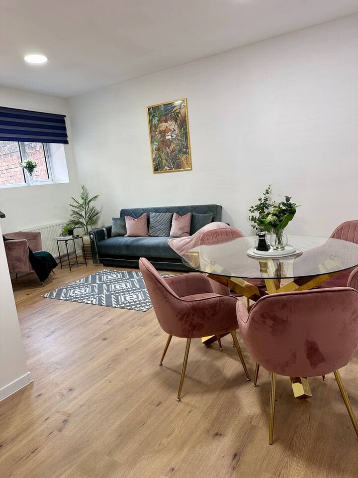 2 Bedroom Apartment + Outdoor Dining + Free Parking + Central