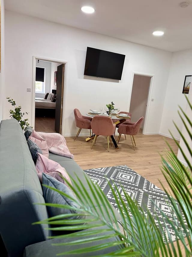 2 Bedroom Apartment + Outdoor Dining + Free Parking + Central - View 4
