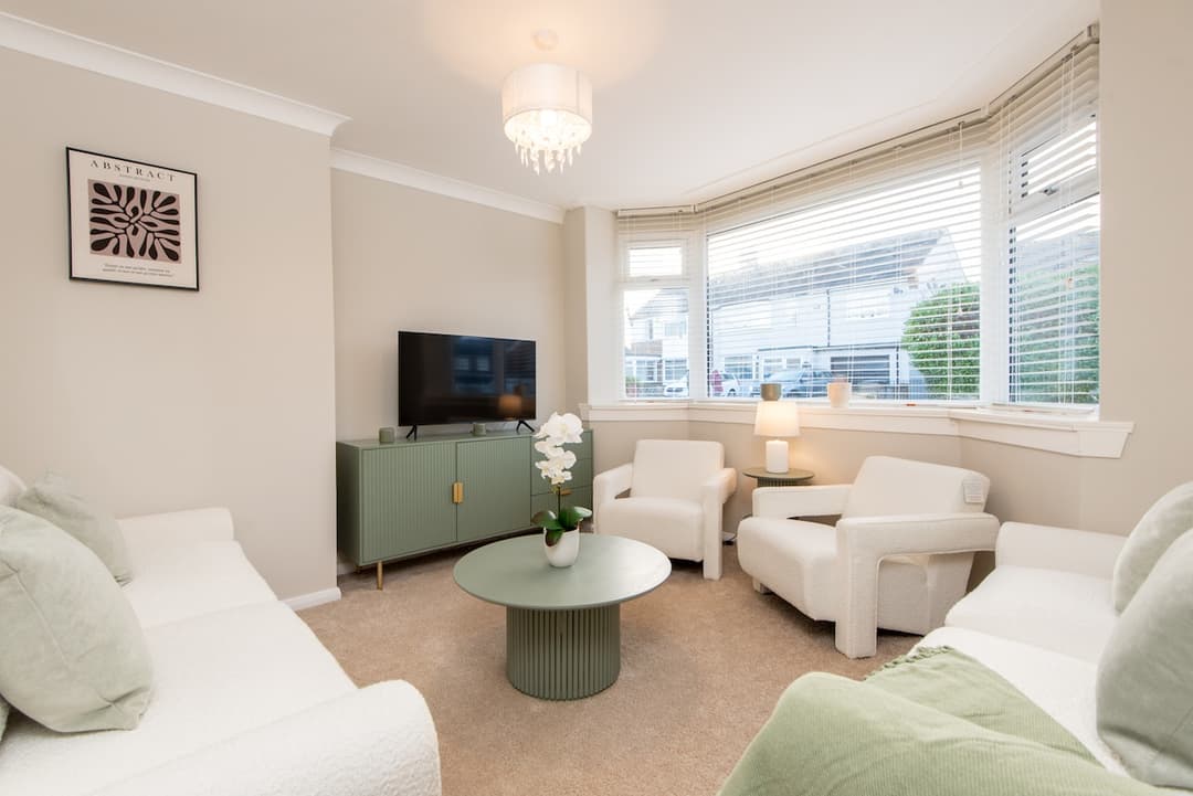 5 Bedroom House | 3 Bathroom | Parking | Durham - View 1