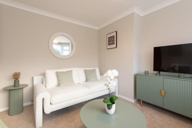5 Bedroom House | 3 Bathroom | Parking | Durham - View 1
