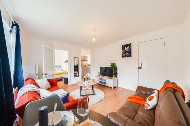 Modern Apartment Near City Airport & Excel London- Ideal For Workers And Contractors - View 3
