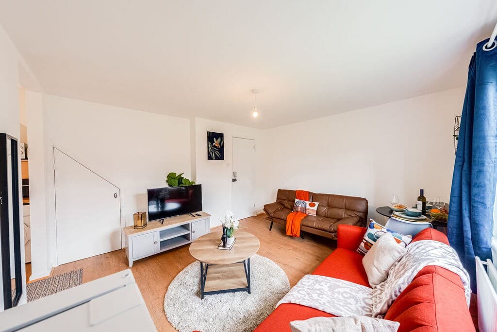 Modern Apartment Near City Airport & Excel London- Ideal For Workers And Contractors - View 3