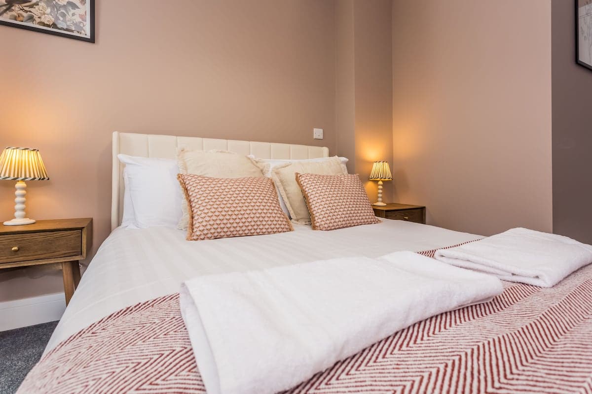 Modern 2 Bedroom Apartment | Parking | Washington
