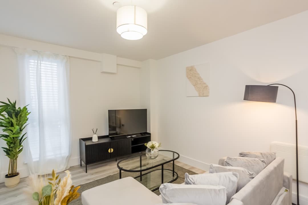 Modern 2 Bedroom Apartment | Parking | Washington - View 3