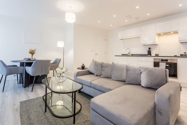 2 Bedroom Apartment | Parking | Washington - View 2
