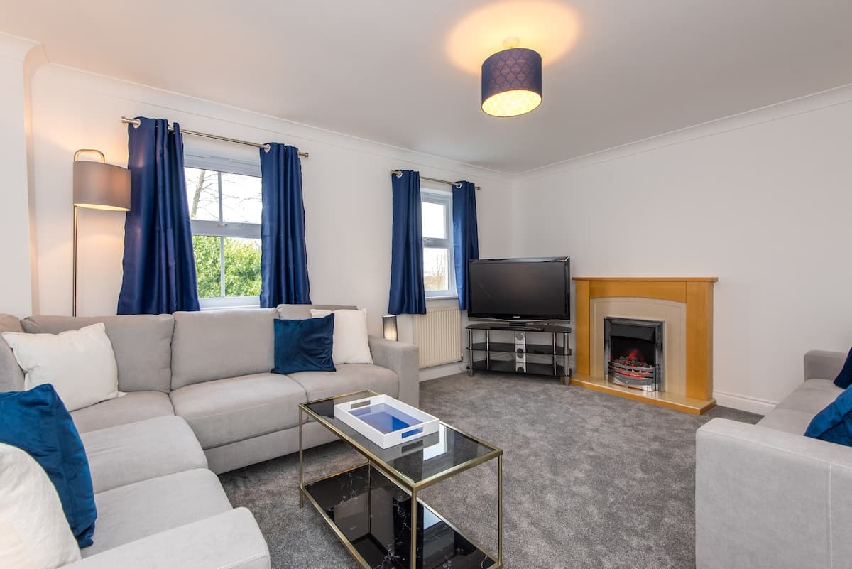 4 Bedroom Townhouse | Parking | Durham
