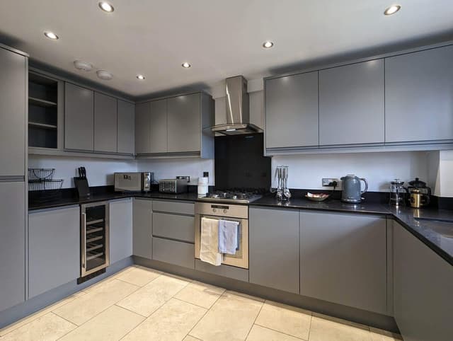 5 Bedroom House | 3 Bathroom | Parking | Durham - View 1