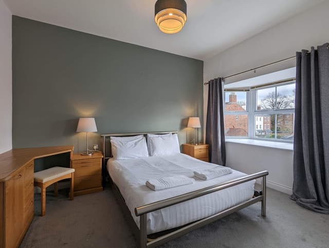 5 Bedroom House | 3 Bathroom | Parking | Durham - View 2