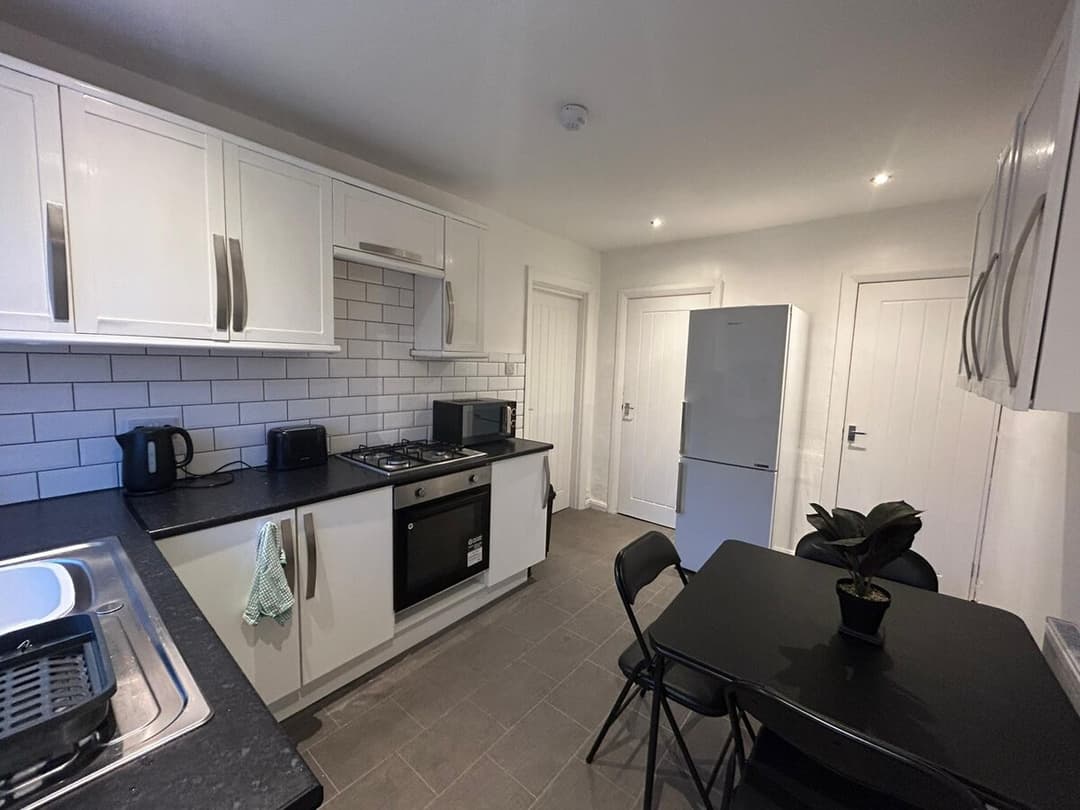 3 Bedroom House | Parking| Contractor Friendly | Leeds - View 3