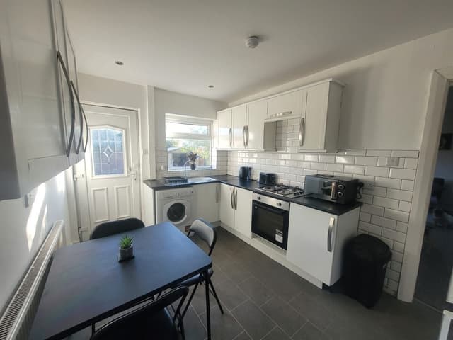 3 Bedroom House | Parking| Contractor Friendly | Leeds - View 3