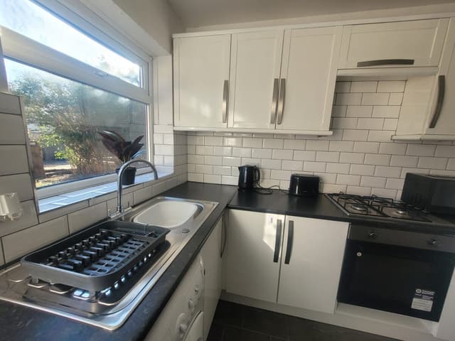3 Bedroom House | Parking| Contractor Friendly | Leeds - View 4