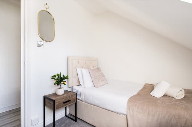 2 Bedroom Flat In Reading Rg1 - Free Parking - View 2