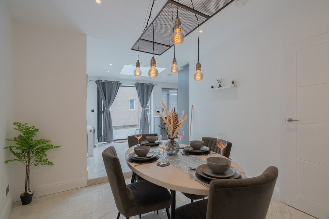Cosy 3BR Home For Contractors | Free Parking - View 3