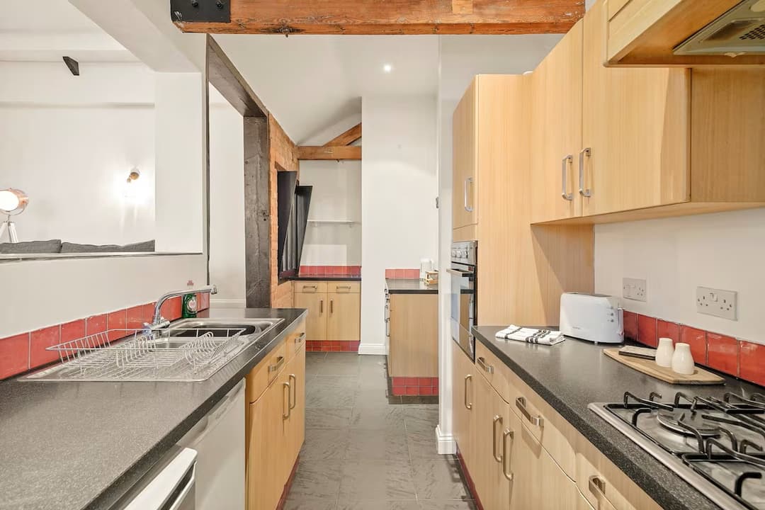 City apt ideal for contractors & weekend stays - View 2