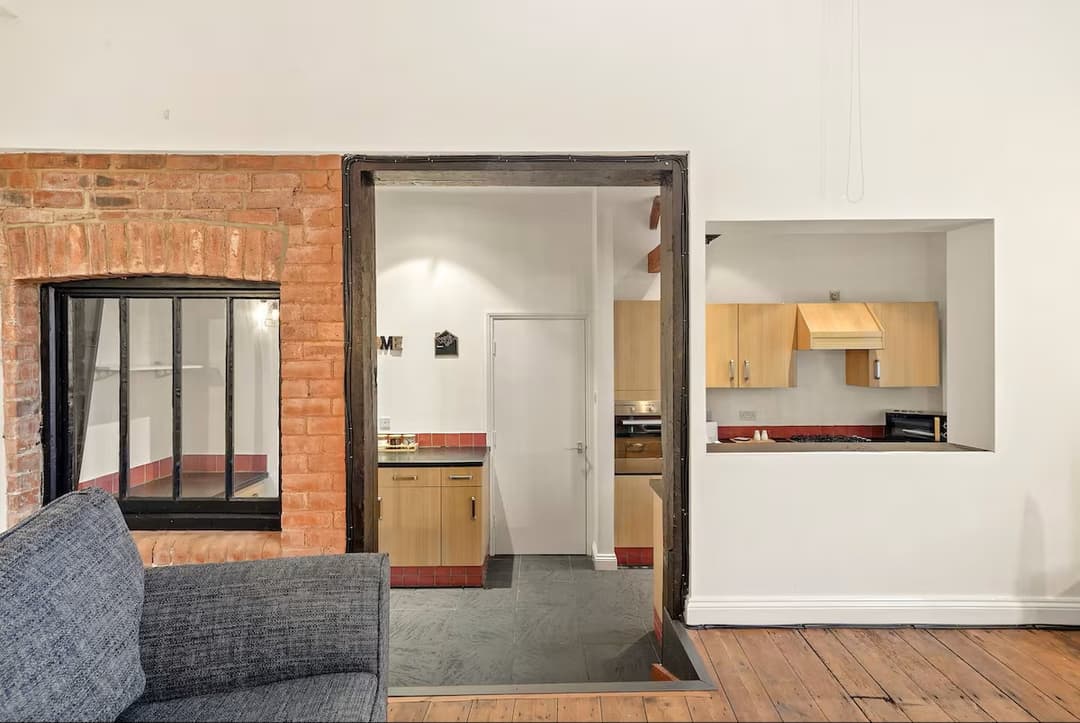 City apt ideal for contractors & weekend stays - View 4
