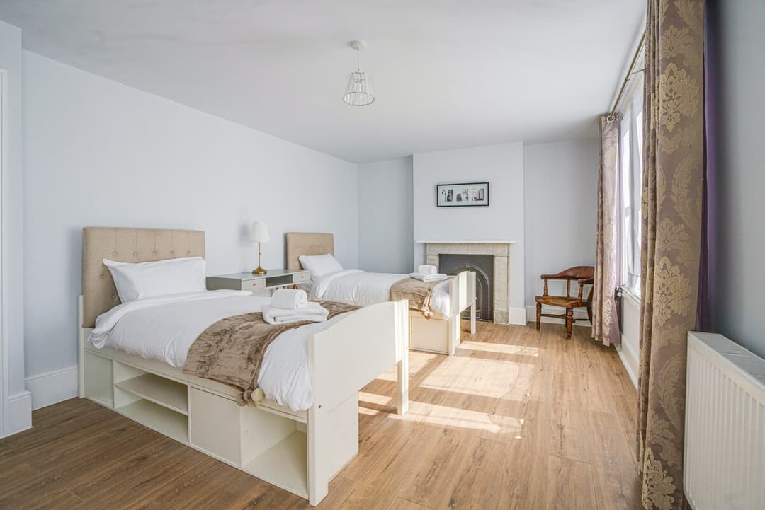 Sleeps 8, Parking, Wifi & Great Transport – Perfect For Contractors - View 9