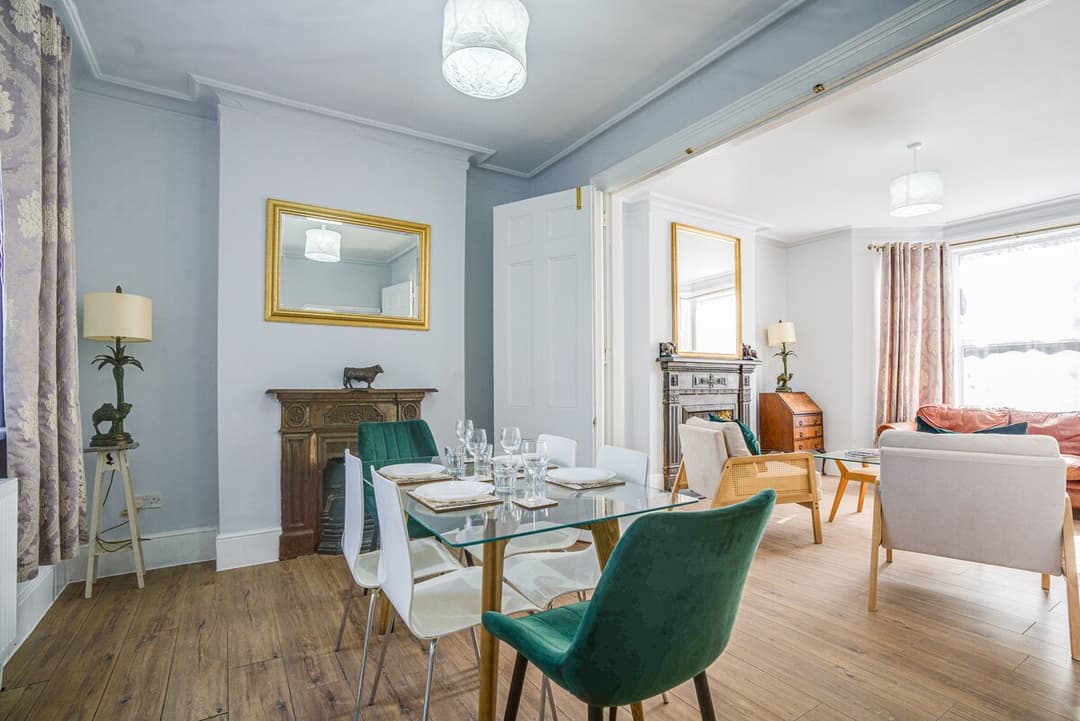 Sleeps 8, Parking, Wifi & Great Transport – Perfect For Contractors - View 2
