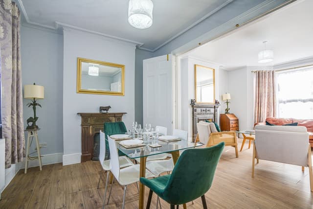 Sleeps 8, Parking, Wifi & Great Transport – Perfect For Contractors - View 1
