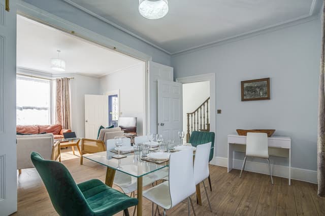 Sleeps 8, Parking, Wifi & Great Transport – Perfect For Contractors - View 3