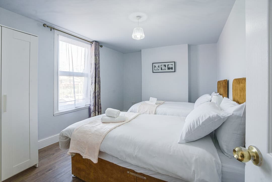 Sleeps 8, Parking, Wifi & Great Transport – Perfect For Contractors - View 10