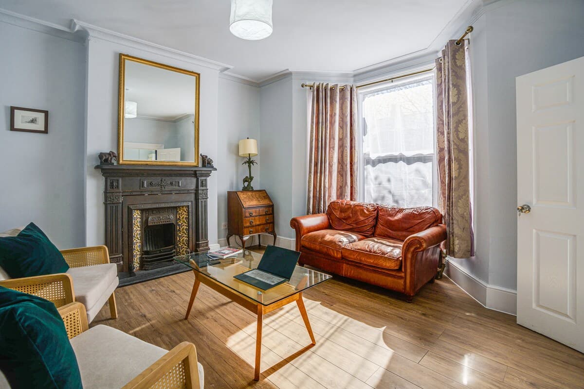 Sleeps 8, Parking, Wifi & Great Transport – Perfect For Contractors